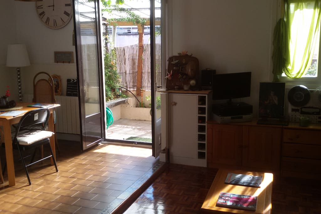 Vista de parte del comedor/salón/terraza