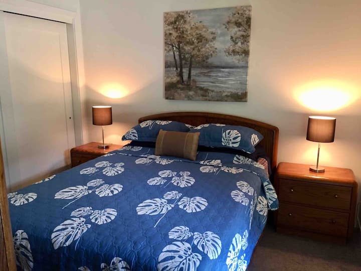 Dormitorio en la planta baja con cama tamaño queen.