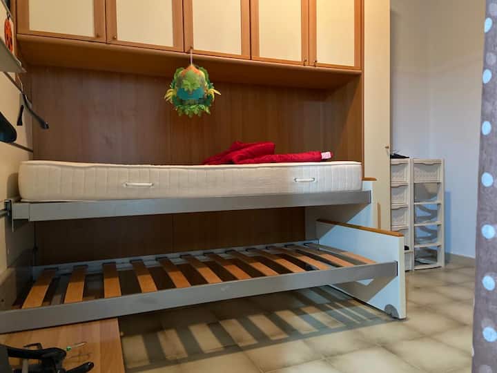 Spálňa s poschodovou posteľou a jednolôžkom