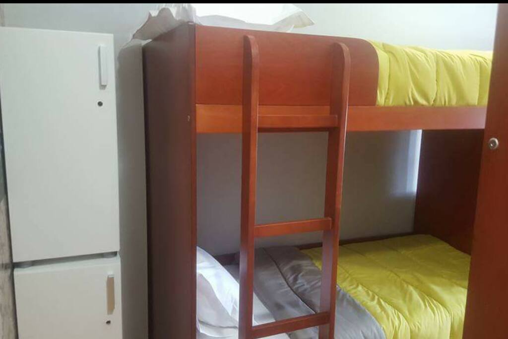 Funchal – camarata masculina partilhada por 6 pessoas, com beliches duplos e wc partilhado por essas mesmas pessoas. Situa-se no 1º andar sem elevador. Não dispõe de toalhas. Preço de € 22,00 por noite, por pessoa, a que acresce a taxa de e € 2,00 por noite, por pessoa.