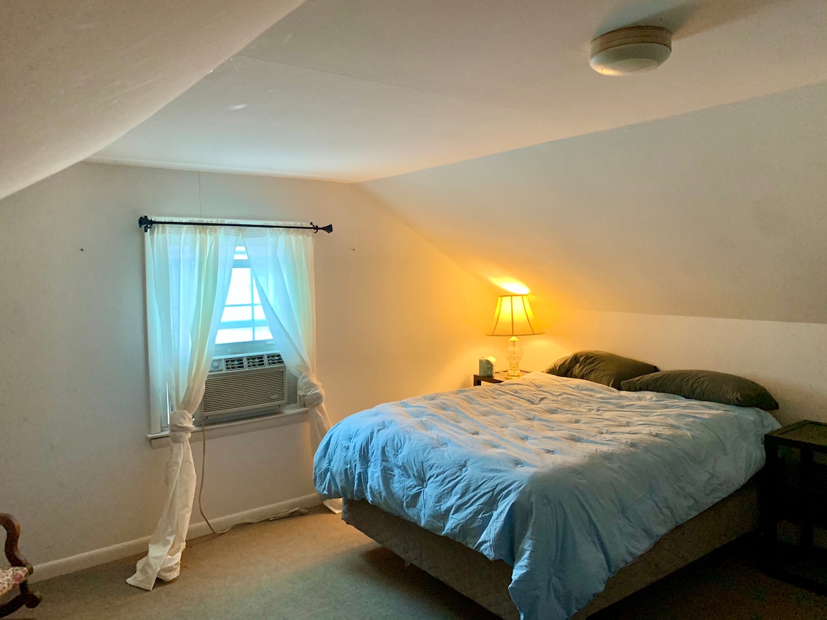 ห้องนอนชั้นบนห้องที่สองพร้อมเตียงควีนไซส์ยังไม่ได้ปรับปรุงใหม่แต่มีเครื่องปรับอากาศแบบมีหน้าต่างและเครื่องทำความร้อนแบบเสียบปลั๊ก