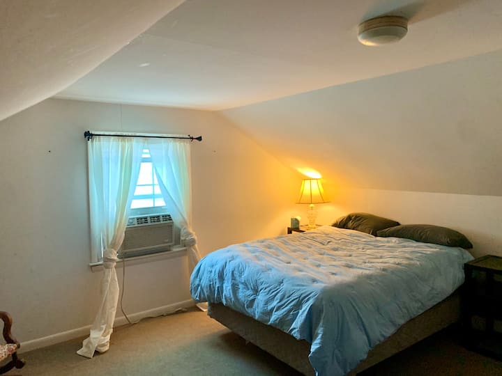 Втора спална соба на горниот кат со брачен кревет (широк 150-179 см) - сѐ уште не е реновирана, но има клима уред со прозорец и греалка.