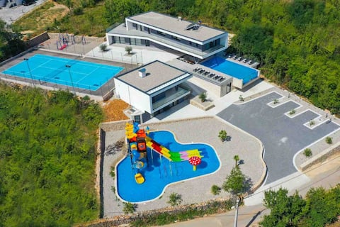 Successful Airbnb property: Villa Aqualandia , aquapark, tenis , heating pool. in Općina Podbablje