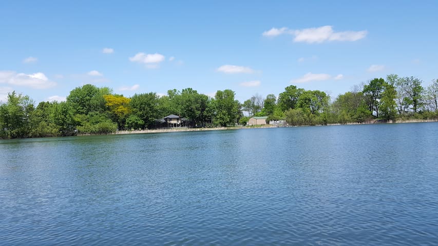 NEW 10 ACRE PRIVATE LAKE 3BDRM HOME 25 MINS 2 INDY