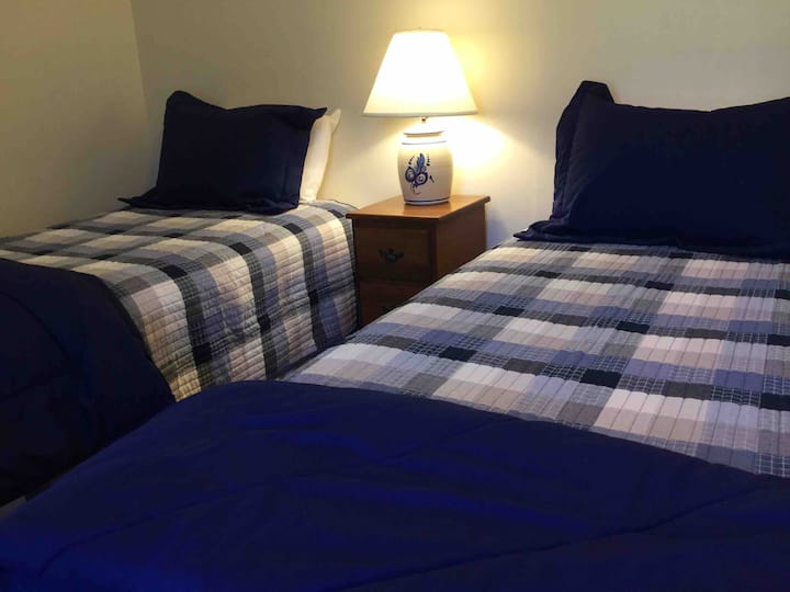 Dormitorio con 2 camas en planta baja