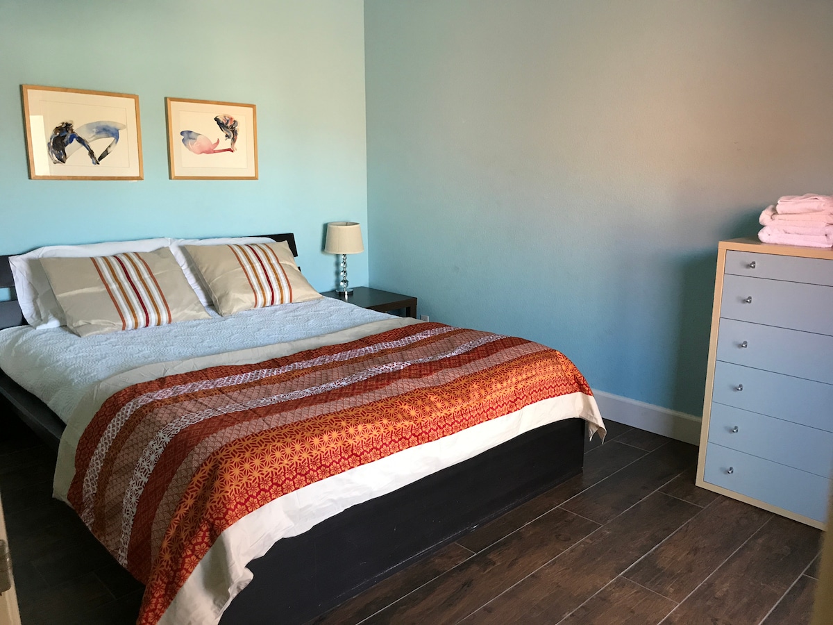 בקומה השנייה: בחדר השינה הזה יש מיטת קווין סייז