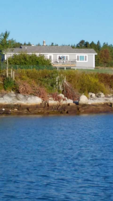 Beautiful Ocean Front 3br house, new kitchen