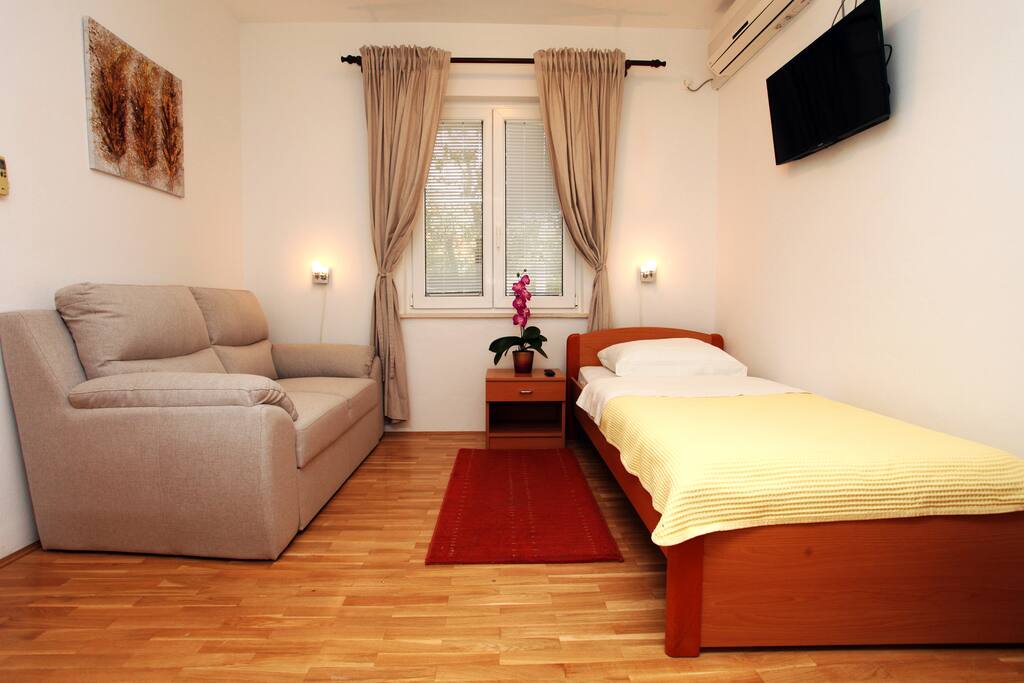 Bedroom II with single bed no.1