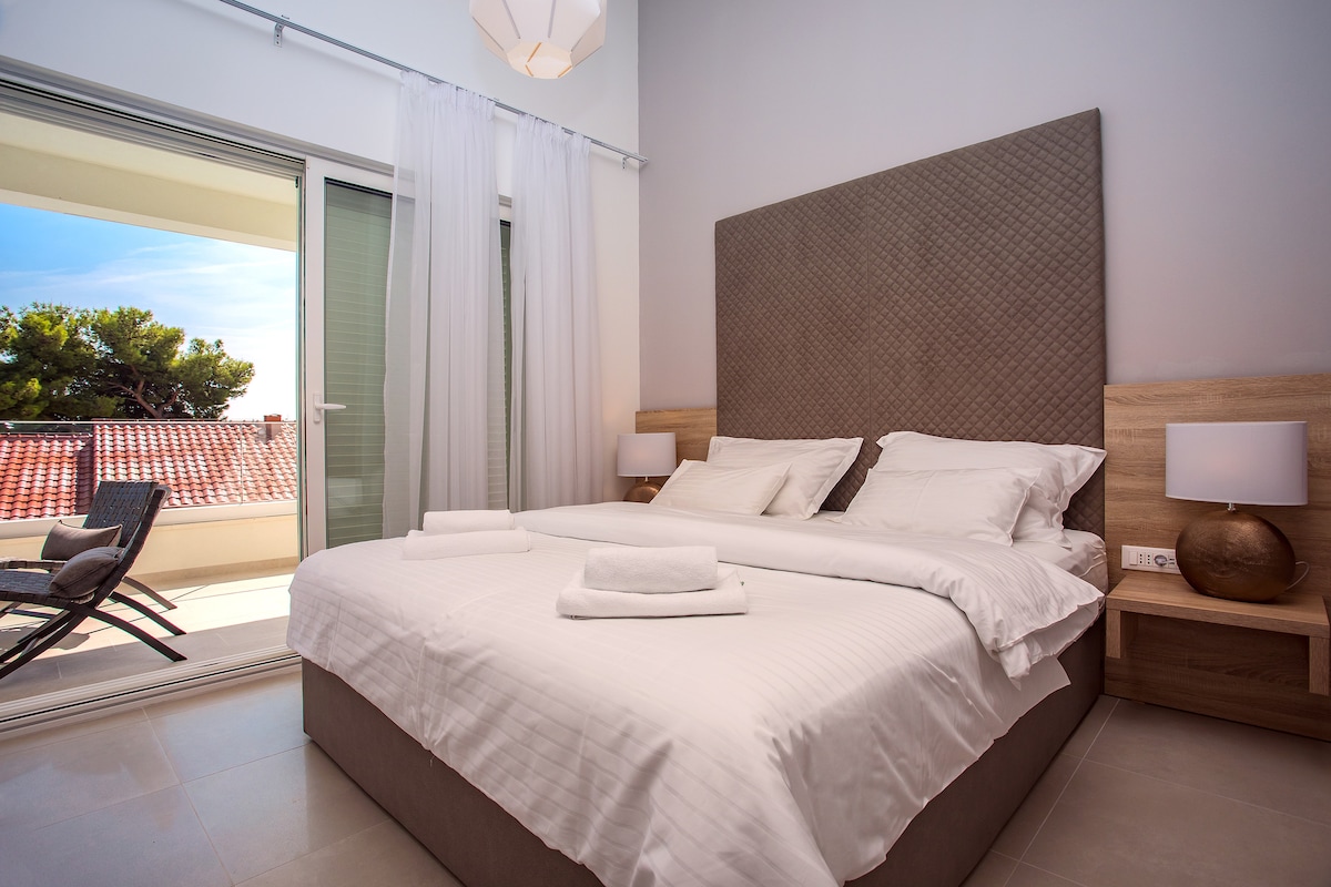 Dormitorio n .º 5 con cama matrimonial con baño privado y salida a la terraza segundo piso