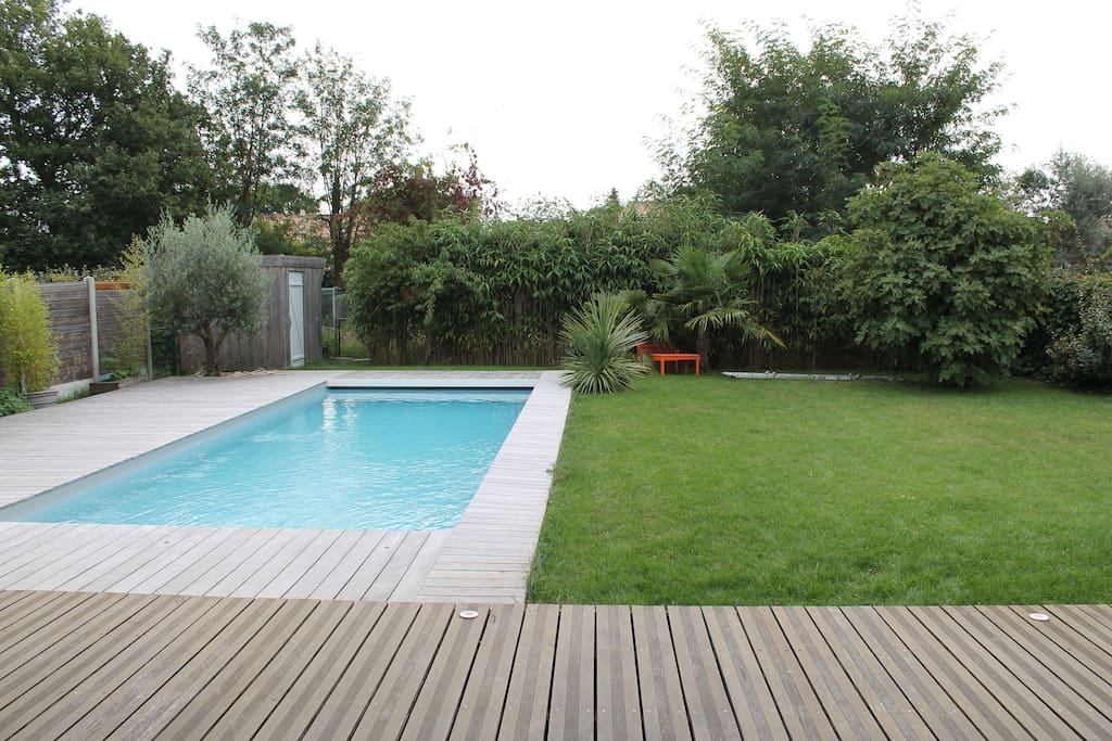 vue de la terrasse Piscine et jardin