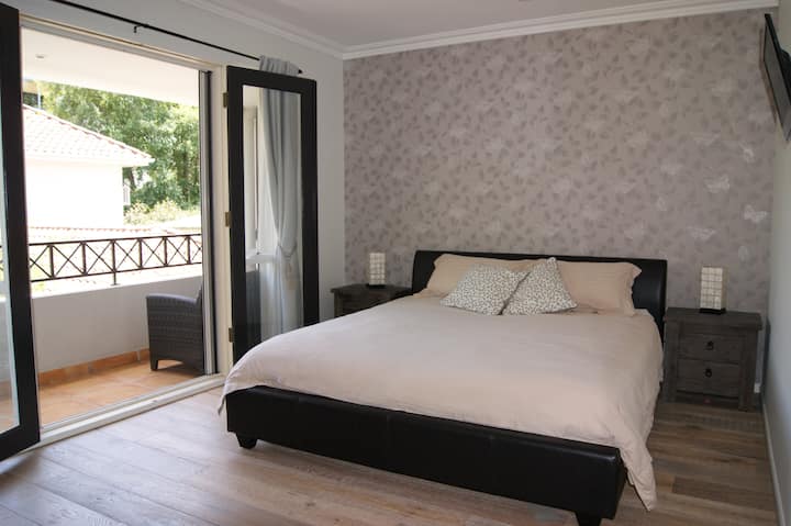 Chambre principale avec climatisation et balcon