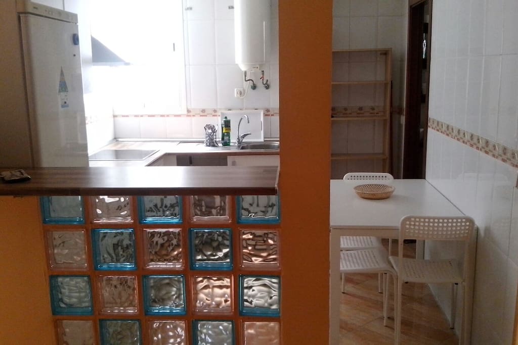 Cocina con office.