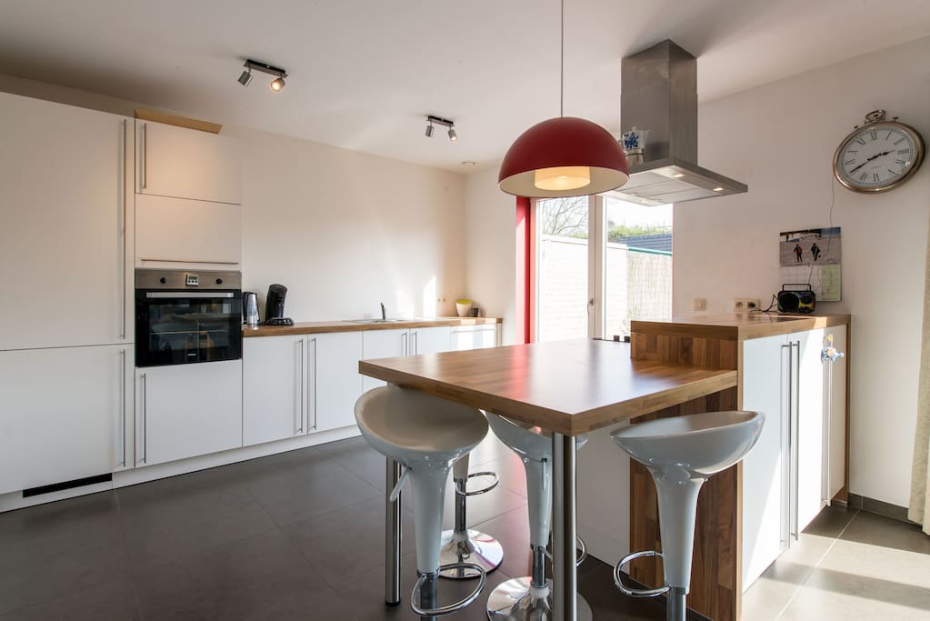 Sun is overflowing the kitchen, imagine having breakfast here!