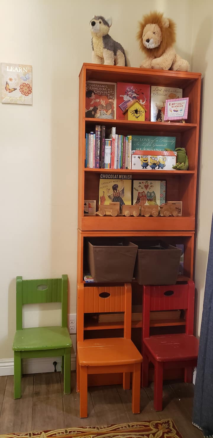 Kamer met kinderthema heeft 2 eenpersoonsbedden. geschikt voor 2 volwassenen ook.