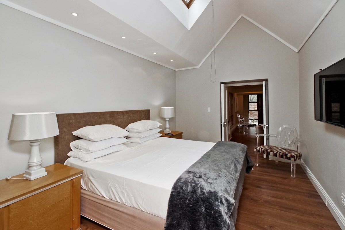 樓下的臥室是套房