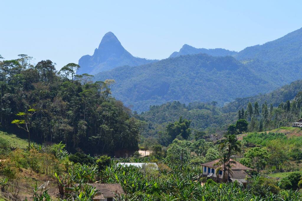 Pedra Aguda andando da estrada de São Pedro da Serra