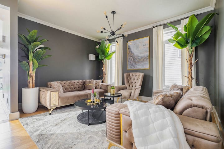Luxury Palace W/hot-tub, Arcade, & 11 Beds-airport - Ottawa