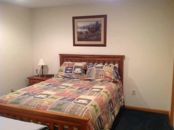 Slaapkamer met queensize bed