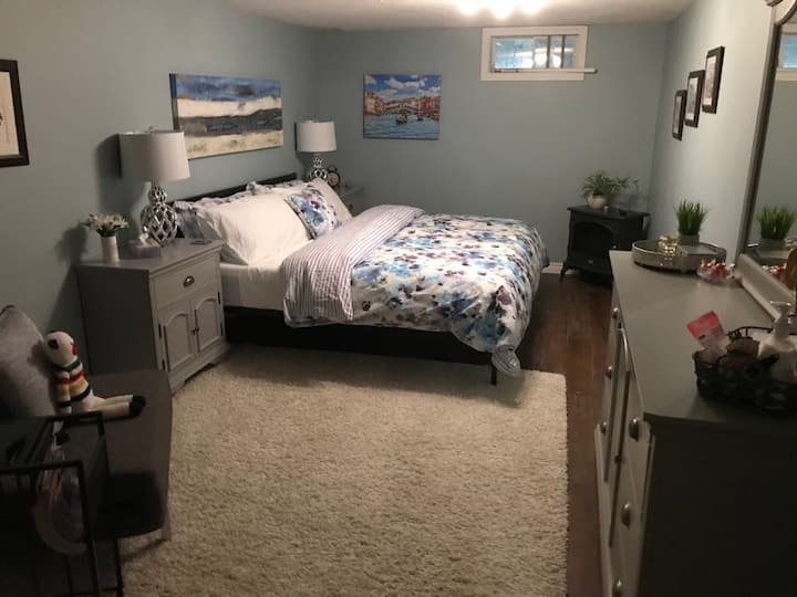 Suterenski apartman s bračnim krevetom i kaučem na razvlačenje (lijevo)