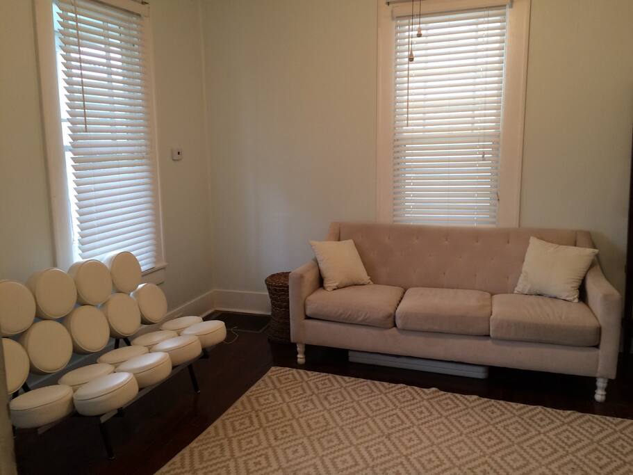 Living room with 2 couches, ideal for an intimate party