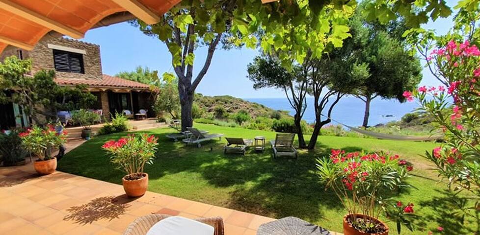 Guillola-Casa exclusiva amb piscina i accès al mar