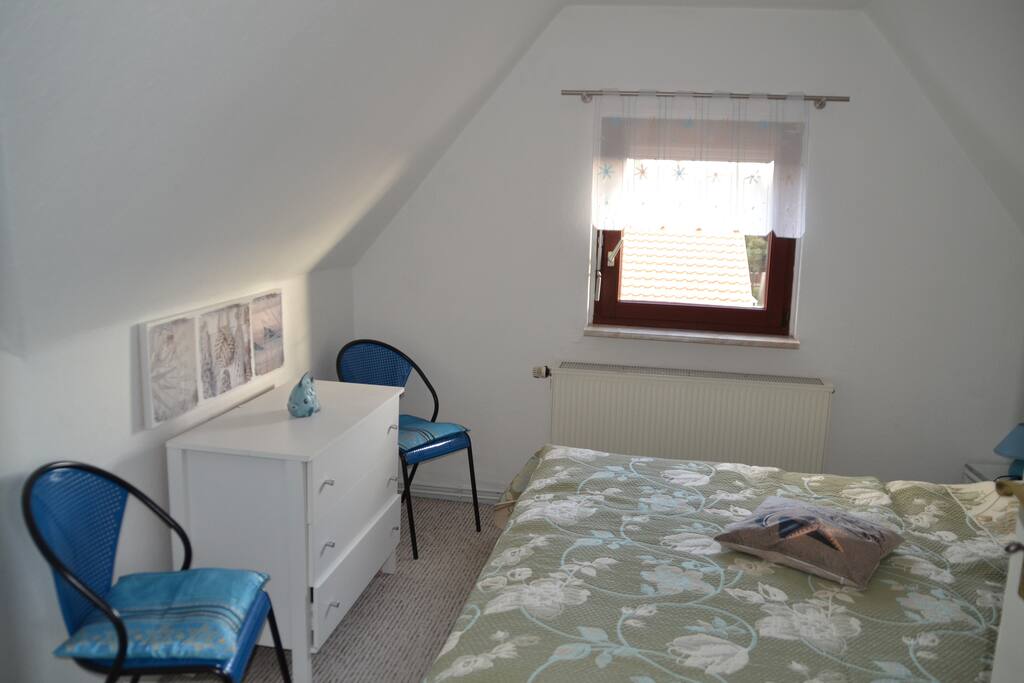 Schlafzimmer 1 mit Doppelbett