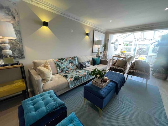 Chelsea & Kensington 4 Bed Townhouse with Parking gallery image 2