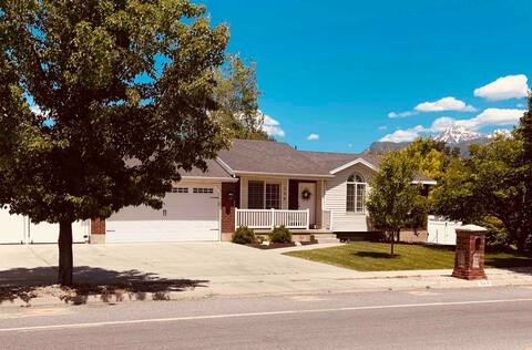 Entire home with basement, sleeps 12+