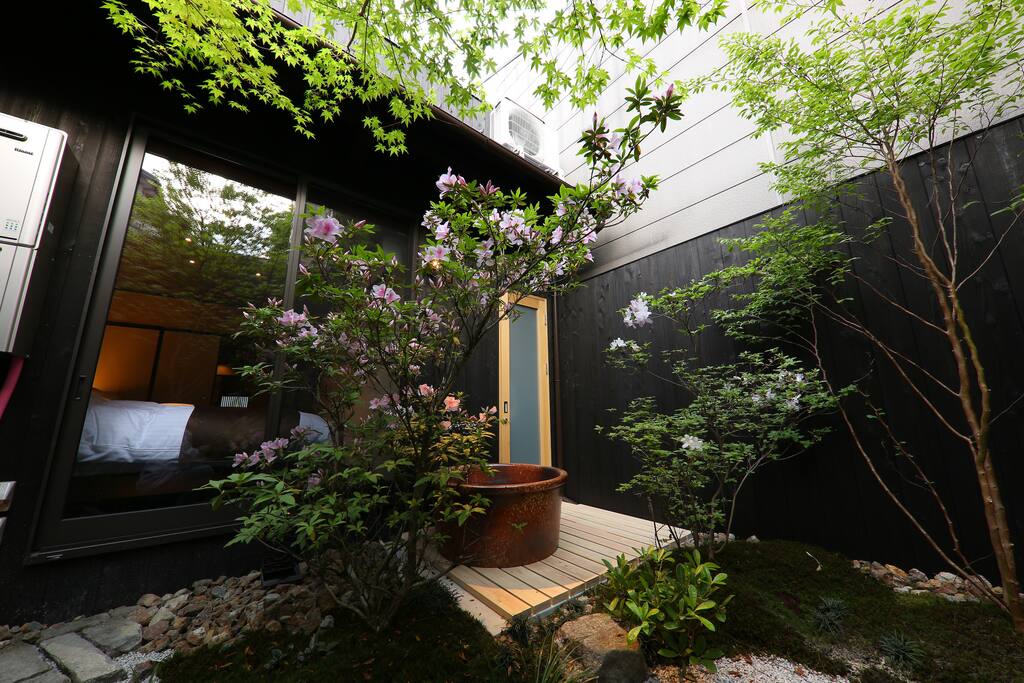 露天風呂が御座います。
There are the outside bathroom.