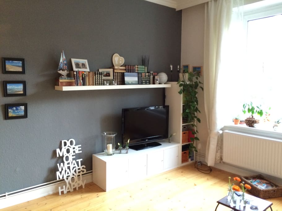 Großes Wohnzimmer mit Schlafcouch, TV, DVD-Player, Esstisch. Piano