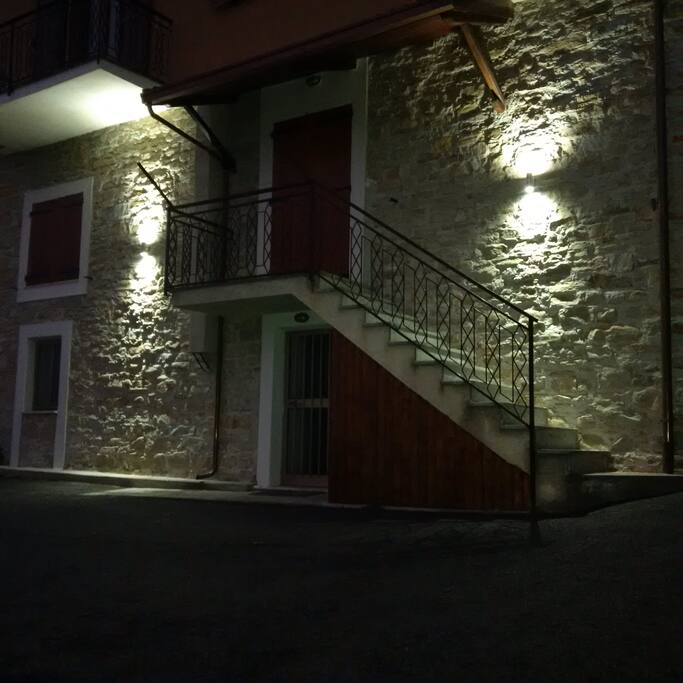 Vista alloggio in nottura