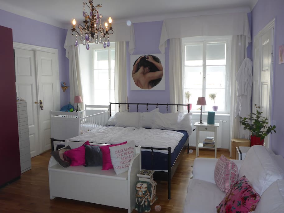 This is the master bedroom. If you want, you can also use the babybed!