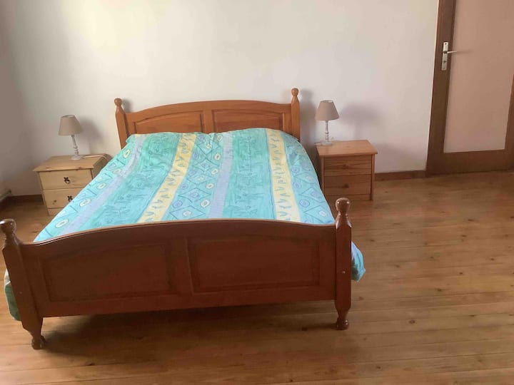 Chambre 1 un lit de deux personnes et un lit bébé 