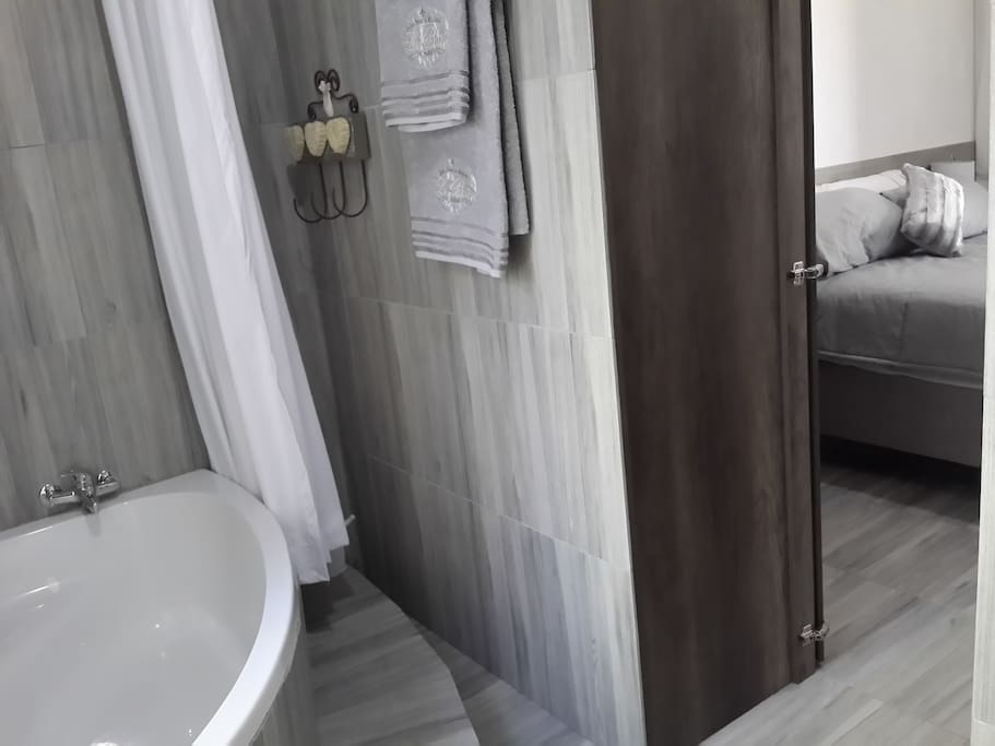 Door between bathroom and bedroom can close