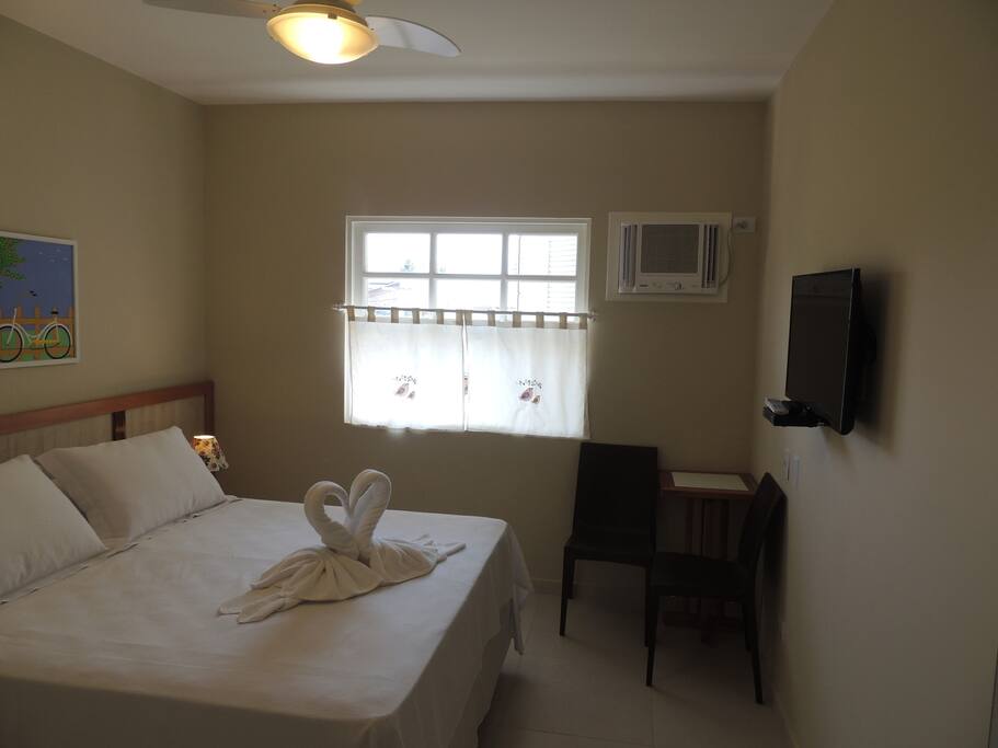 Quartos equipados com cama de casal, banheiro privativo com secador de cabelo e espelho para maquiagem, ar condicionado, frigobar, tv à cabo, circulador de teto, internet WiFi e Cofre.