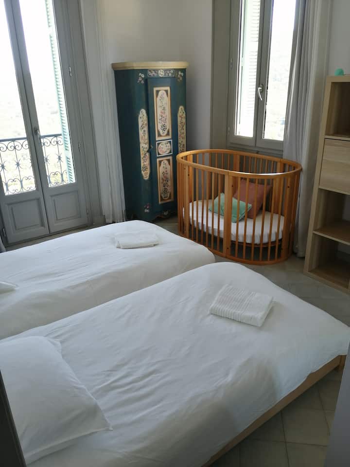 ห้องนอน 2 พร้อมเตียงเดี่ยว 2 หลังขนาด 90 x 190 สามารถทำเตียงคู่ได้ 1 เตียงและเตียงเด็ก 1 หลัง