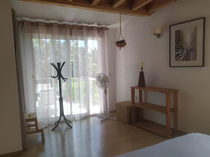 Საძინებელი 1 პირველ სართულზე პირდაპირი გასასვლელით გარე ტერასაზე.