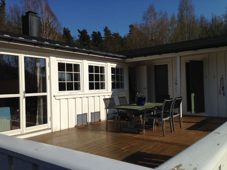 Stor terrasse med spiseplass, grill og liggestoler