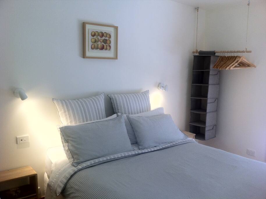 You will sleep on a queen bed with latex mattress
