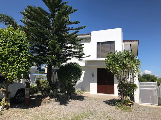 AJ's Whitehouse Holiday Home