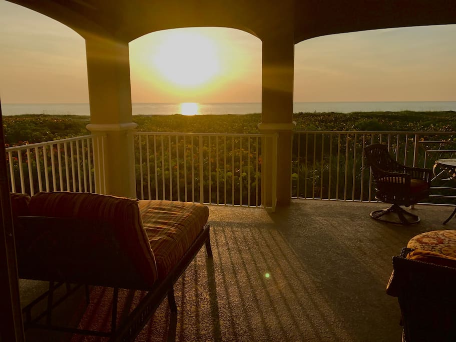 Direct 3BR/3BA Oceanfront Luxury Condo with Pool on Vero's BEST BEACH... Mins to Town!