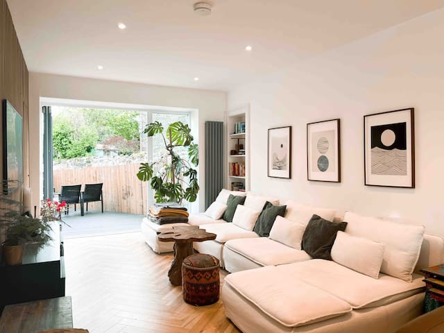 Cosy Spacious 4 Bed Home w/ Garden