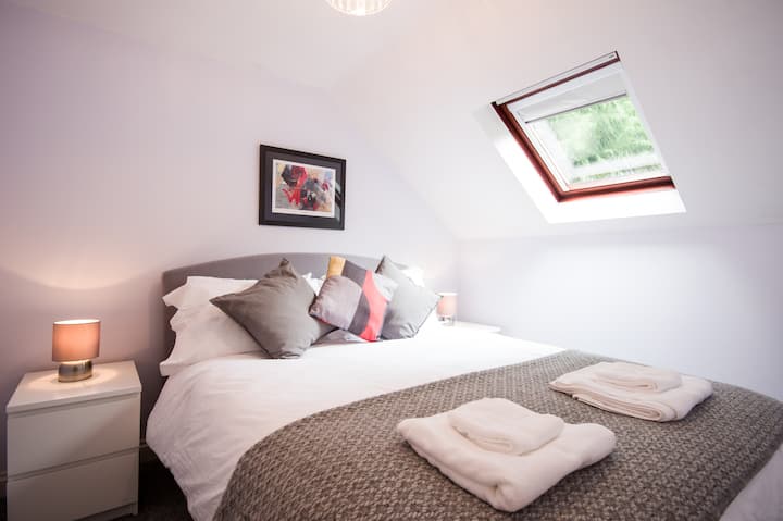 Comfortabele slaapkamer met tweepersoonsbed