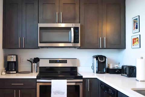 Modern Apartment in Heart of Charming St. Elmo