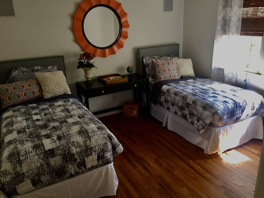 Bedroom with 2 twin beds.