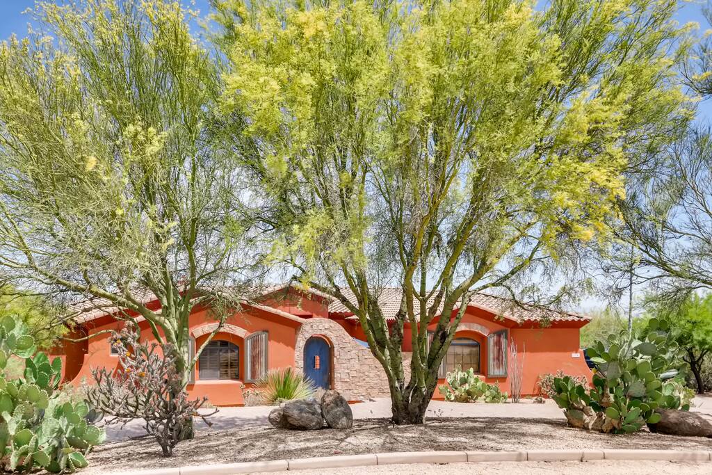 Gorgeous - frequently native - vegetation welcomes you at the circular drive