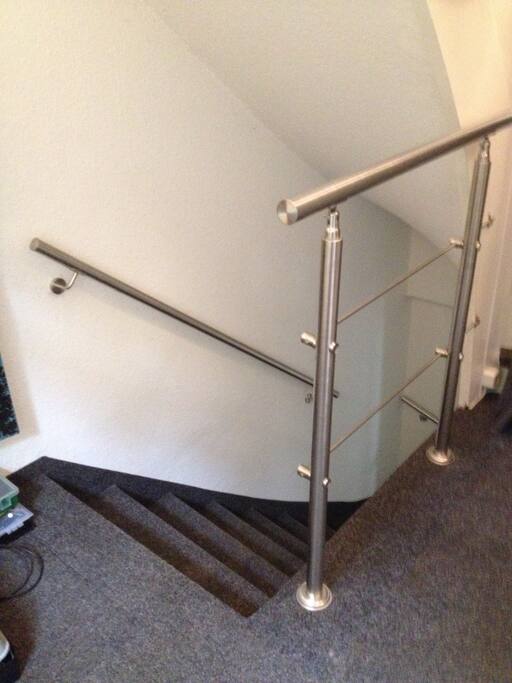 Eingangsbereich: links Treppe zur Wohnung, rechts zum Bad