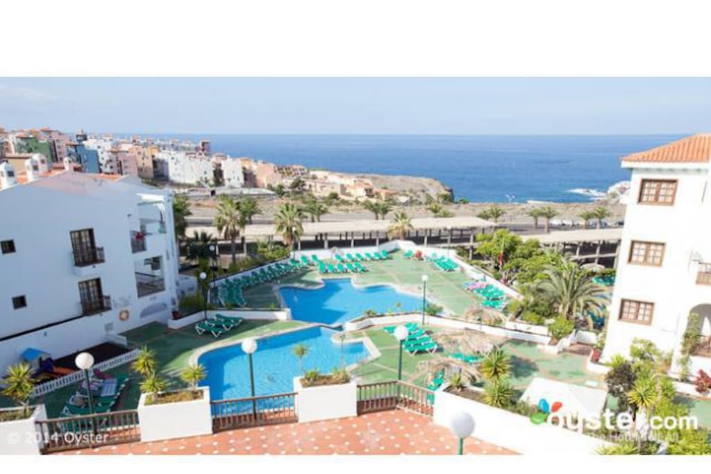Este complejo de apartamentos es cómodo y está situado al suroeste de Tenerife. Ofrece un ambiente relajante en un entorno natural y cuenta con 4 piscinas, pista de tenis y de squash y minigolf.