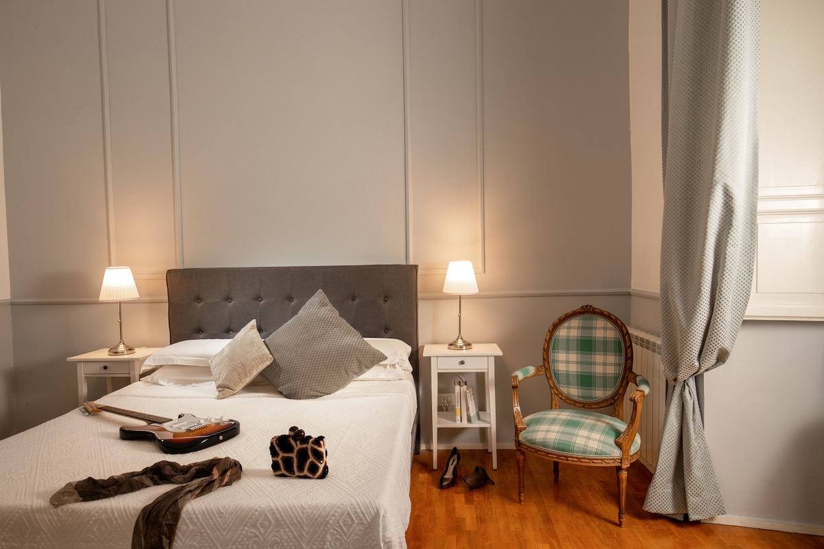 Šedá izba s nádychom skaly. (Žiaľ, gitara nie je v cene, prepáčte!)

ktorý z vás si vyberie túto izbu?