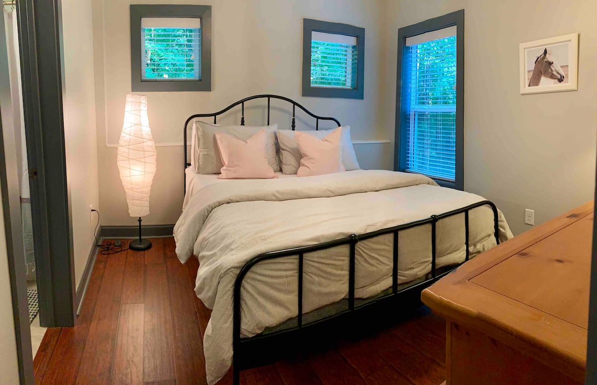 Dormitorio 1: cama tamaño queen.